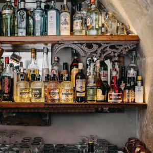 La casa sul Cortile في سيراكوزا: رف مليء بالكثير من زجاجات الكحول