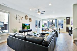 uma sala de estar com um sofá de couro preto e uma mesa em Entrada at Moab 432 em Moab