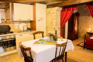 San Lorenzo in CampoAl Castello di Montalfoglio的厨房里有一张铺着白色桌布的桌子