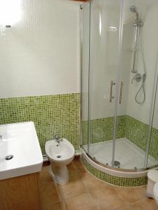 une salle de bain avec douche, lavabo et toilettes dans l'établissement Terrasses D 502 PARC NAT VANOISE appart 4 pers, à Val Cenis