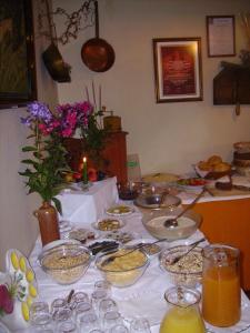 una mesa cubierta con tazones y platos de comida en Gästehaus Post, en Prägraten am Großvenediger