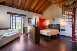 a bedroom with a bed and a couch in a room at Mr de Alborada del eo in Villameitide