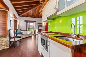 a kitchen with green cabinets and a sink at Mr de Alborada del eo in Villameitide