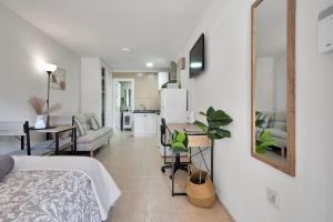 une chambre avec un lit et une cuisine et une salle à manger dans l'établissement Estudio con wifi piscina y parking en Benalmádena - ACUARIO 5, à Benalmádena