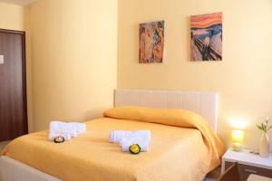sypialnia z łóżkiem z ręcznikami w obiekcie The Maze Vibo B&B w mieście Vibo Valentia