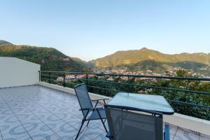 un patio con due sedie e un tavolo su un balcone di GuestReady - A charming experience in Madeira a Machico
