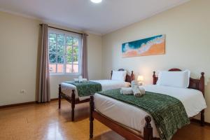2 letti con orsacchiotti in una camera da letto di GuestReady - A charming experience in Madeira a Machico