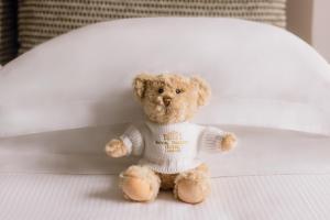 Postel nebo postele na pokoji v ubytování Royal Garden Hotel