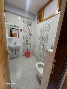 Jaipur The Lodge B&B的一间浴室