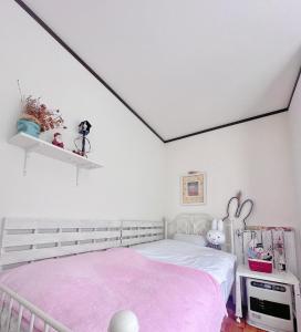 a bedroom with a bed with a pink blanket at 樽前の雪 in Otaru