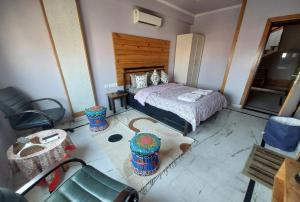 Jaipur The Lodge B&B客房内的一张或多张床位