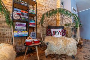 a room with two furry chairs and a bird cage at Folkowy Dworek SPA & Fun in Murzasichle