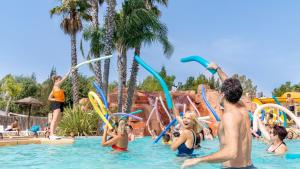 Bazén v ubytování Camping Les Palmiers nebo v jeho okolí