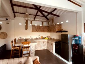 Kuchyň nebo kuchyňský kout v ubytování Ekas Beach View Villa