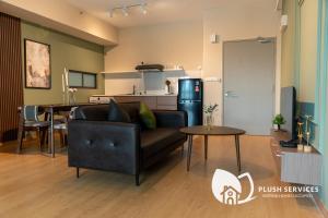 Maya Bay Residences at Gamuda Cove, Dengkil by Plush的厨房或小厨房
