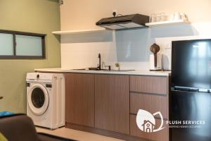 Maya Bay Residences at Gamuda Cove, Dengkil by Plush的厨房或小厨房