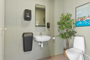 Un baño de MyHotel Taastrup 22 fotos más