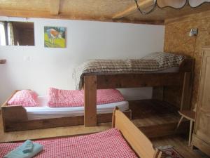 Rúm í herbergi á Gässlihof