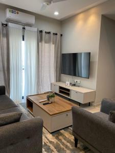 Μια τηλεόραση ή/και κέντρο ψυχαγωγίας στο Cozy 2 bedroom app- Aquaview