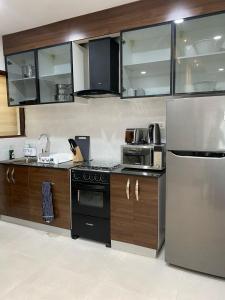 Η κουζίνα ή μικρή κουζίνα στο Cozy 2 bedroom app- Aquaview