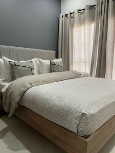 Ένα ή περισσότερα κρεβάτια σε δωμάτιο στο Cozy 2 bedroom app- Aquaview +4 φωτογραφίες