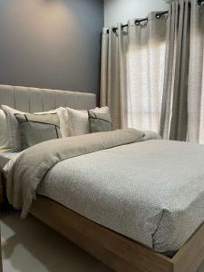 Ένα ή περισσότερα κρεβάτια σε δωμάτιο στο Cozy 2 bedroom app- Aquaview