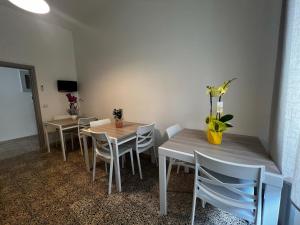 a dining room with tables and chairs with flowers on them at Mari&Monti 2 in Sapri +1 photo