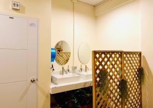 un baño con lavabo y espejo en Charming Hostel, en Bangkok 36 fotos más
