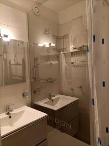 Un baño con dos lavabos y una ducha. en Appartement T2 - 2 a 4 Personnes - Vue sur Mer - 4CAPE2N10, en Narbonne-Plage