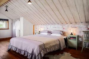 韦姆德Waterfront archipelago house Stockholm的带一张大床和木质天花板的卧室