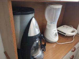a kitchen counter with a blender and a blender at Kitnet simples prox do Centro da Cidade in Caruaru