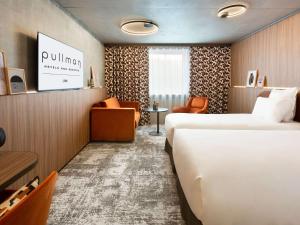 Pullman Lyon客房内的一张或多张床位