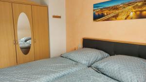 ein Schlafzimmer mit einem Bett und einem Spiegel in der Unterkunft Am Sternberg 227 in Frankenau