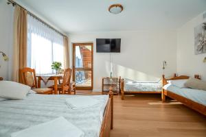 En eller flere senge i et værelse på Willa Hawrań + 147 billeder