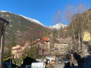 a town with a snow covered mountain in the background at Sublime 3 p au centre-ville in Saint-Martin-Vésubie