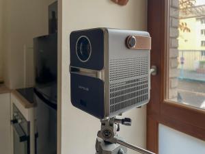 eine Kamera auf einem Stativ neben einem Fenster in der Unterkunft Colorful minimalist apartment 10min away from Paris in Montreuil + 6 Fotos