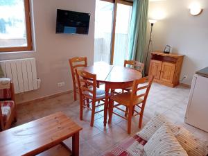 TV a/nebo společenská místnost v ubytování Terrasses D 302 PARC NAT VANOISE appart 4 pers