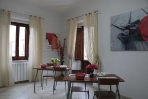 jadalnia z 2 stołami i krzesłami w obiekcie The Maze Vibo B&B w mieście Vibo Valentia +37 zdjęć