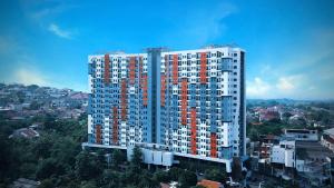 wysoki budynek apartamentowy w mieście w obiekcie Cordova Suites w mieście Semarang