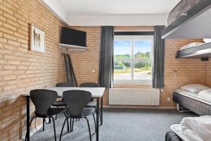 Televiisor ja/või meelelahutuskeskus majutusasutuses Sæby Spektrum & Hostel
