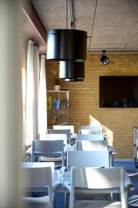 Restoran või mõni muu söögikoht majutusasutuses Sæby Spektrum & Hostel
