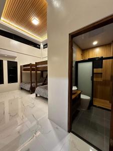 un bagno con un water e un lavandino di Villa Agripina a Nagsulay