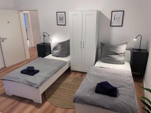 a bedroom with two beds and a closet at bookandstay24 Die-burg 4 Zimmerwohnung mit Küche und Balkon bei Darmstadt, Frankfurt, RheinMain Gebiet in Dieburg