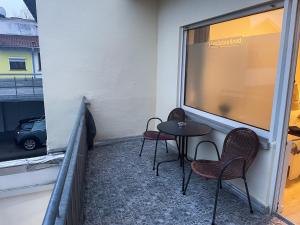a balcony with two chairs and a table and a window at bookandstay24 Die-burg 4 Zimmerwohnung mit Küche und Balkon bei Darmstadt, Frankfurt, RheinMain Gebiet in Dieburg