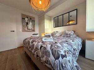 a bedroom with a large bed in a room at Le Havre de Paix - Proche Obernai - Gite 4 étoiles - Terrasse & Parking privés in Meistratzheim
