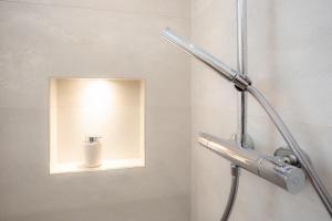 eine Dusche mit Licht im Bad in der Unterkunft Bismarckstraße 27 in Bad Sachsa