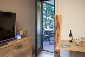 ein Wohnzimmer mit einem TV und einem Tisch mit Weinflaschen in der Unterkunft Bismarckstraße 27 in Bad Sachsa + 7 Fotos