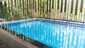 basen z ogrodzeniem wokół niego w obiekcie Cordova Suites w mieście Semarang
