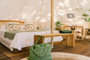 Ένα ή περισσότερα κρεβάτια σε δωμάτιο στο Parada Beach Camp