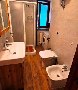 een badkamer met een wastafel en een toilet bij Armonia 13 - Pieno Centro in Roccaraso +17 foto's